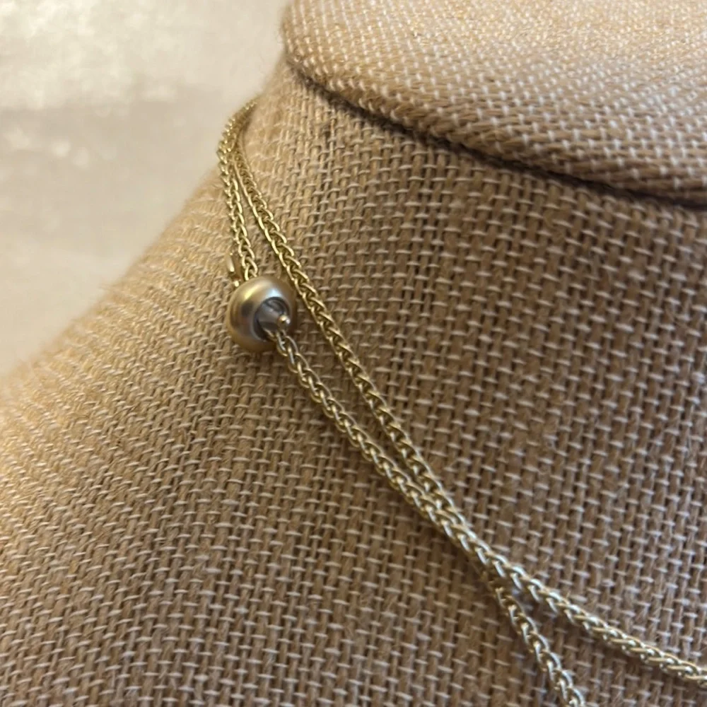 Elegant Gold Necklace with Interlocking Rings